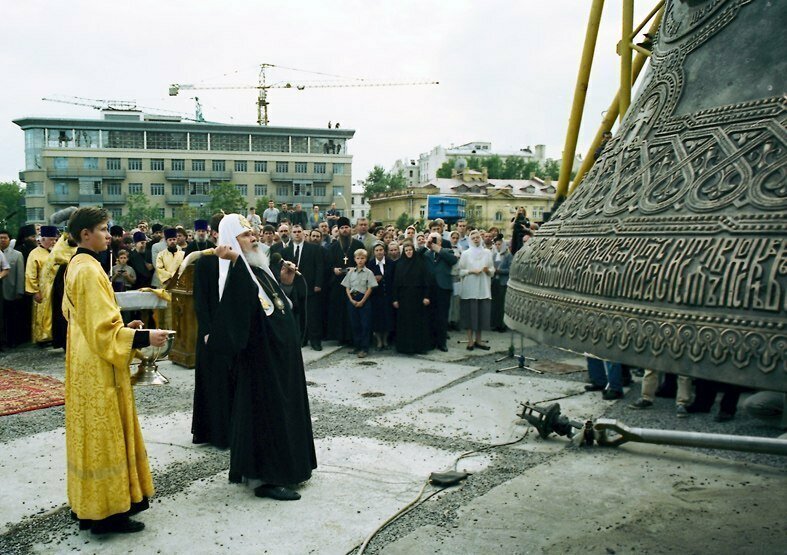 Патриарх Алексий II освящает колокол для Храма Христа Спасителя, отлитый на Заводе имени Лихачева. 97 