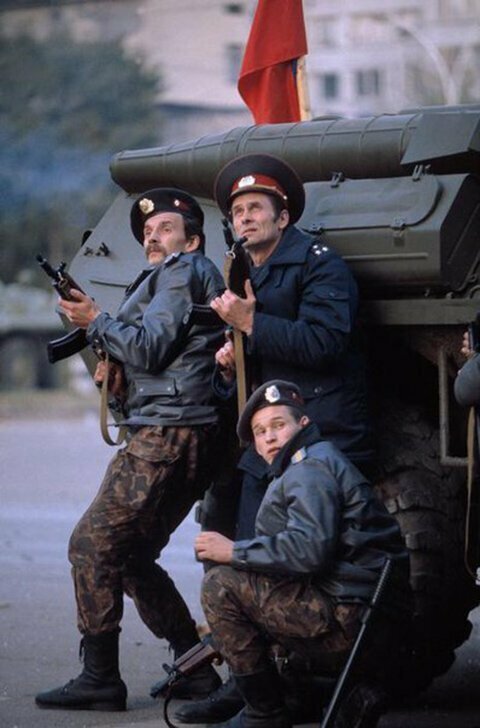 Сотрудники милиции во время перестрелки у Белого Дома. 4 октября 1993 года. 