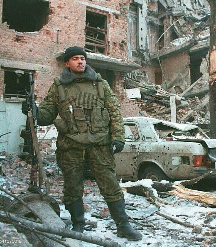Российский солдат у разрушенных зданий, которые были обстреляны массированным артиллерийским огнем. Первая чеченская война, 1995 год. 
