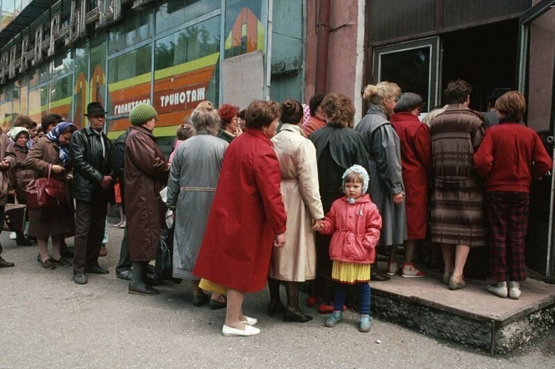 Очередь в магазин промтоваров. Импорт завезли. Или просто зубную пасту. Новокузнецк. СССР. 1991 