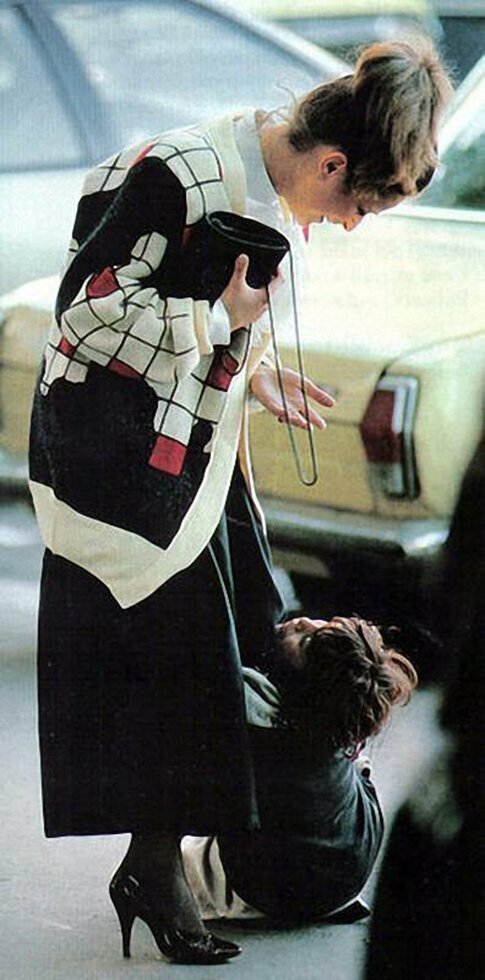 Ребёнок просит денег у состоятельной москвички, 1990-е. 