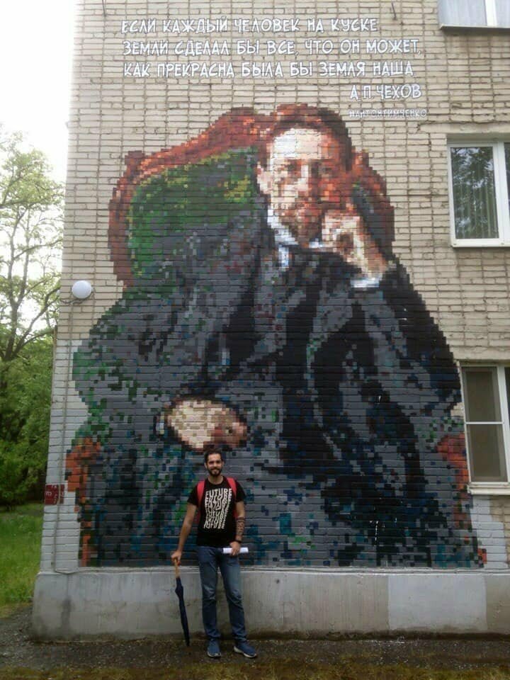 Жители Таганрога решили помочь автору уличных портретов Раневской и Добронравова