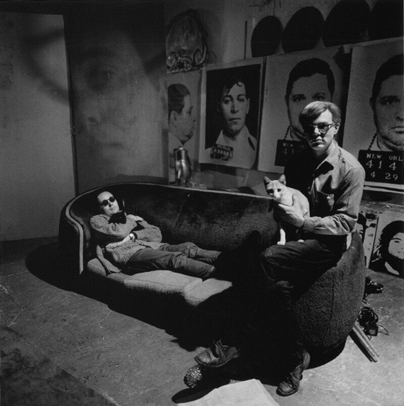 12. Американский художник Энди Уорхол в своей студии с Робертом Индианой и котами.
