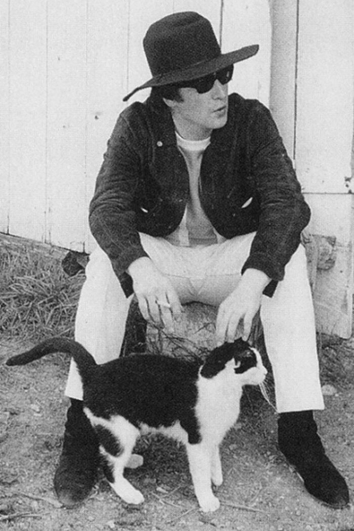 23. Джон Леннон и кот. (© bailingoutbenji)