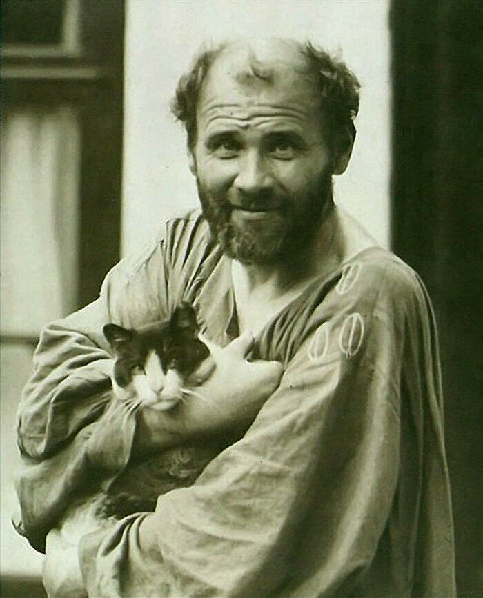 7. Известный австрийский художник Густав Климт со своим котом по кличке Катце. (© itcolossal)