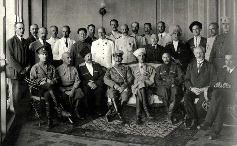 Последнее правительство юга России. Крым, Севастополь, 1920 год. Главнокомандующий Петр Врангель в первом ряду 4 справа.