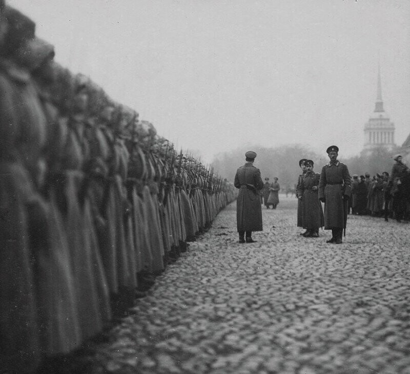 Солдаты Женского батальона смерти готовятся к параду на Дворцовой площади. Петроград, 1917 год.