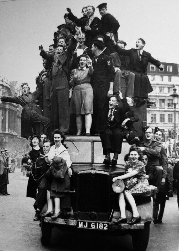 Англичане отмечают День победы над Германией. Лондон. Великобритания. 8 мая 1945г.