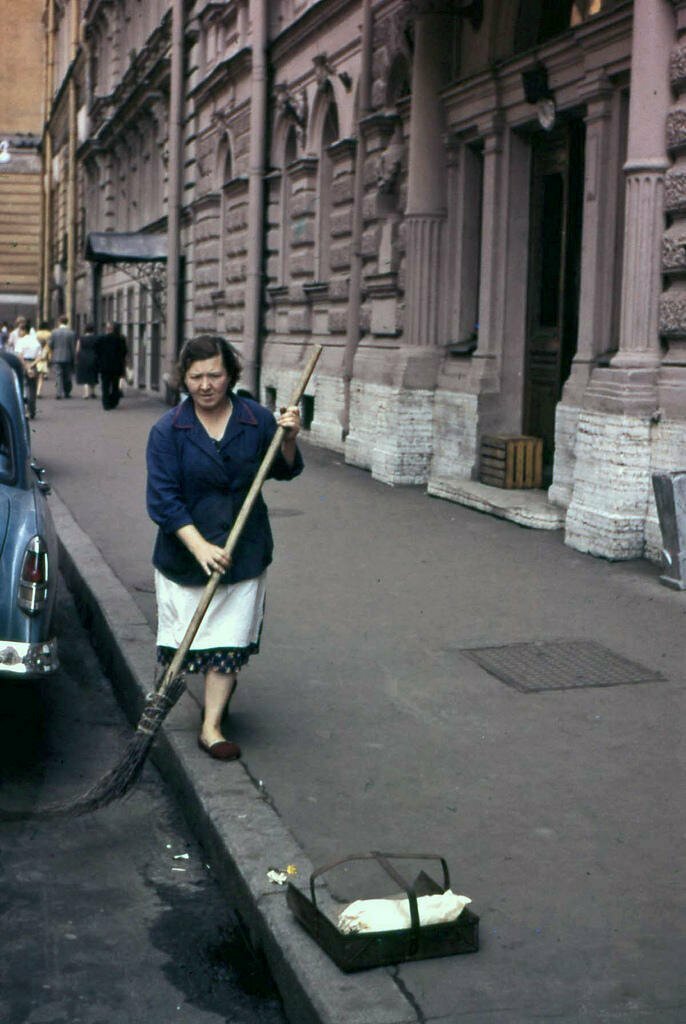 13. По крайней мере, улицы были чистыми, даже если женщин «заставляли работать дворниками».