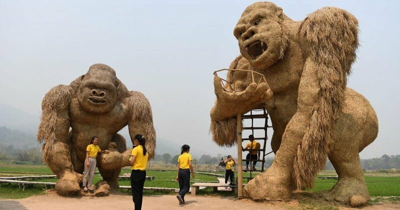Скульптуры из сена в Таиланде
