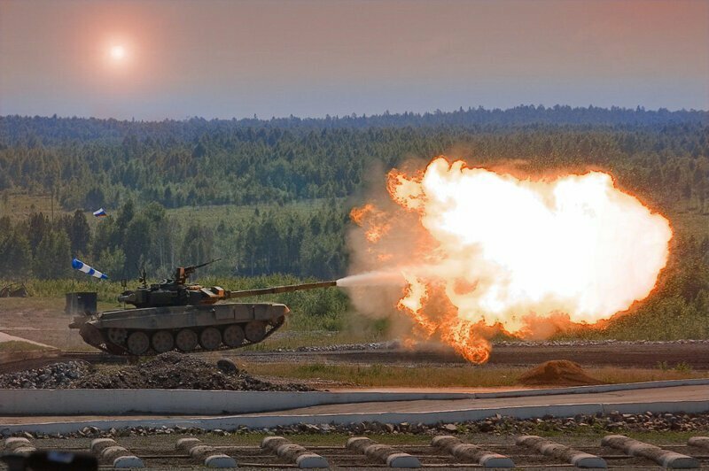 В сети показали танк Т-80, который стреляет дровами