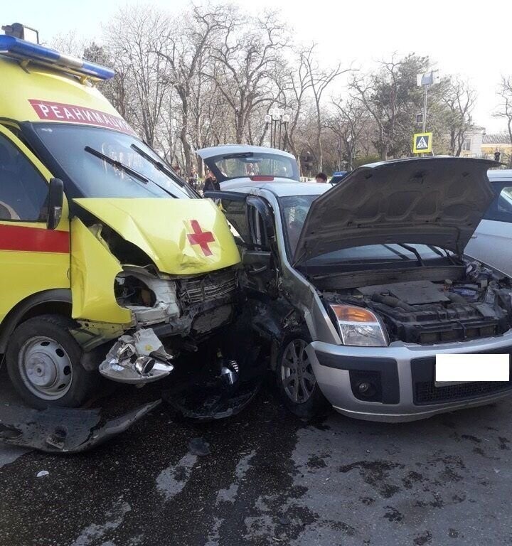 Авария дня. Три человека пострадали в ДТП со скорой в Крыму