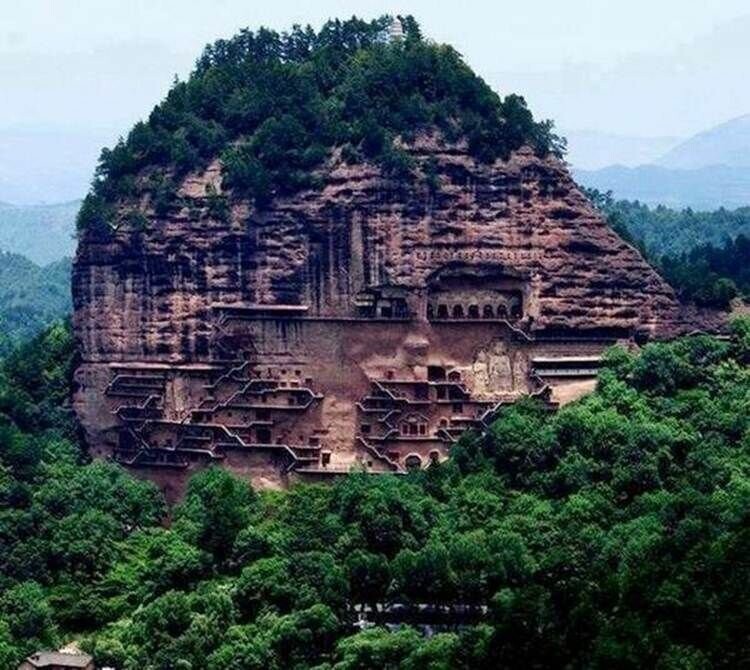 Майцзишань, "Пшеничная гора" — один из крупнейших буддийских пещерных монастырей Китая в форме муравейника 142-х метровой высоты