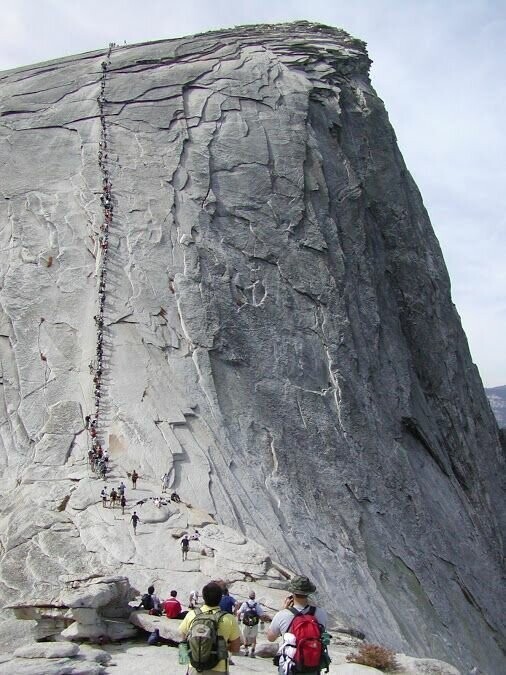 Хаф-Доум — гранитная скала, пользующаяся большой популярностью у туристов и один из символов национального парка Йосемити. Расположена в центральной части хребта Сьерра-Невада
