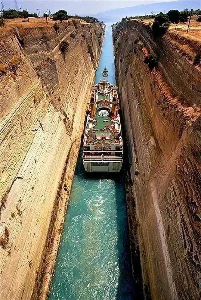 Коринфский канал — бесшлюзовый судоходный канал в Греции, соединяющий залив Сароникос Эгейского и Коринфский залив Ионического морей. Прорыт через Коринфский перешеек, соединяющий полуостров Пелопоннес с центральной частью Греции.