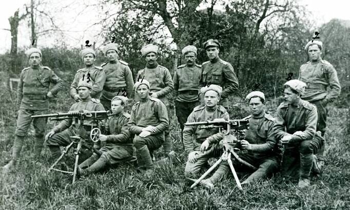 Пулеметная команда 2-го Особого пехотного полка. Малиновский стоит вторым слева. 