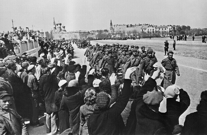 Советские войска на Куликовом поле. Через 70 лет на нем внуков и правнуков победителей будут жечь нацисты..