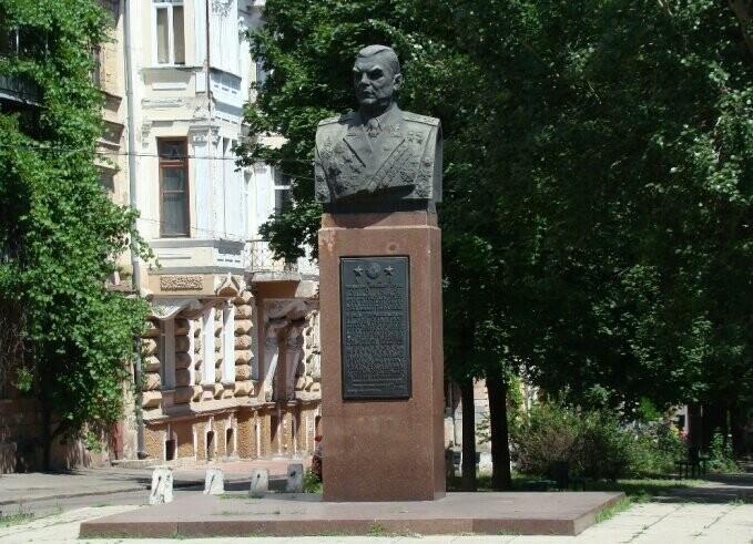 Памятник Малиновскому в Одессе.