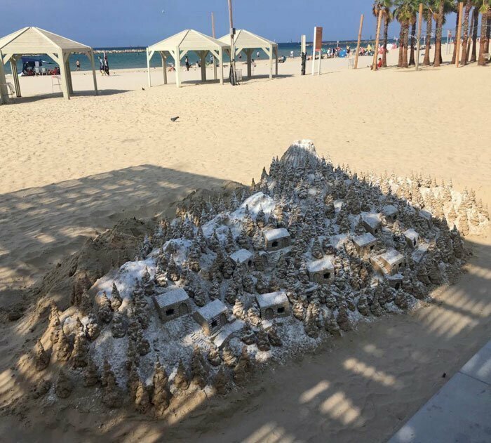 "Вот такой необыкновенный песчаный замок моя мама обнаружила на Иерусалимском пляже в Тель-Авиве"