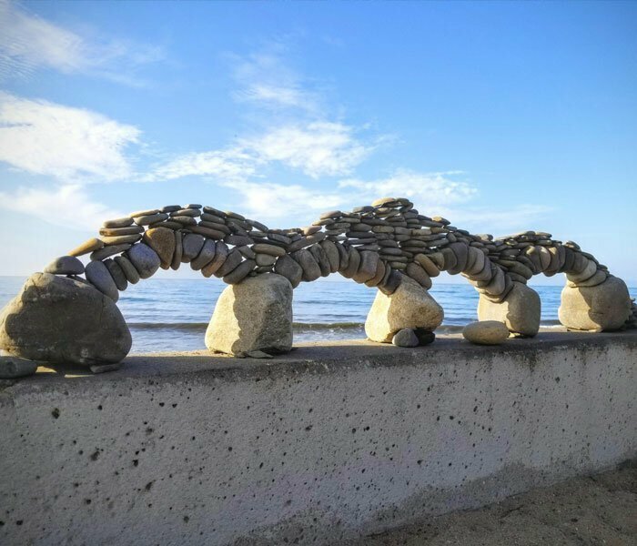 "Вот такие арки кто-то построил с утра на нашем пляже!"