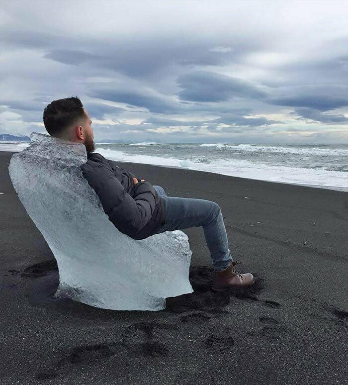 "Эта льдина откололась от ледника далеко на севере. Волны превратили ее почти в идеальное  кресло.  И теперь я отдыхаю в нем на пляже в Исландии"