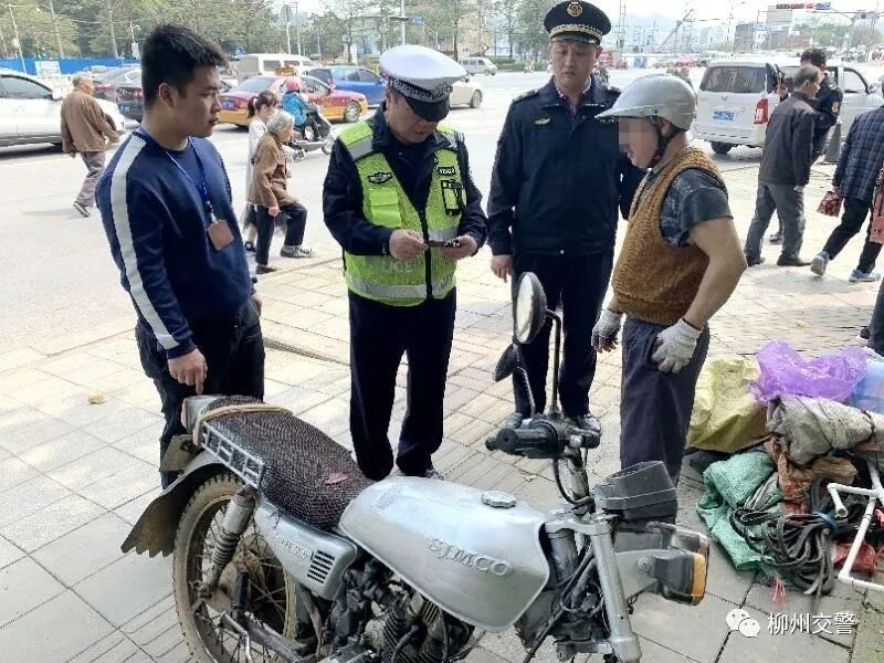Мотоциклист из Китая предъявил полицейским права,  нарисованные от руки