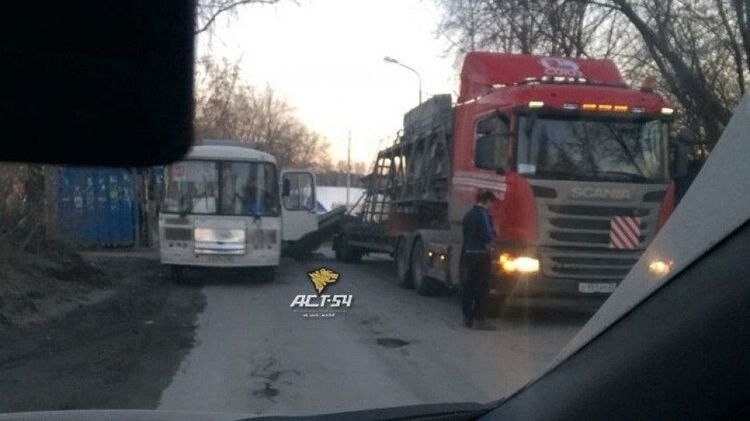 В Новосибирске на пассажирский автобус упала бетонная плита