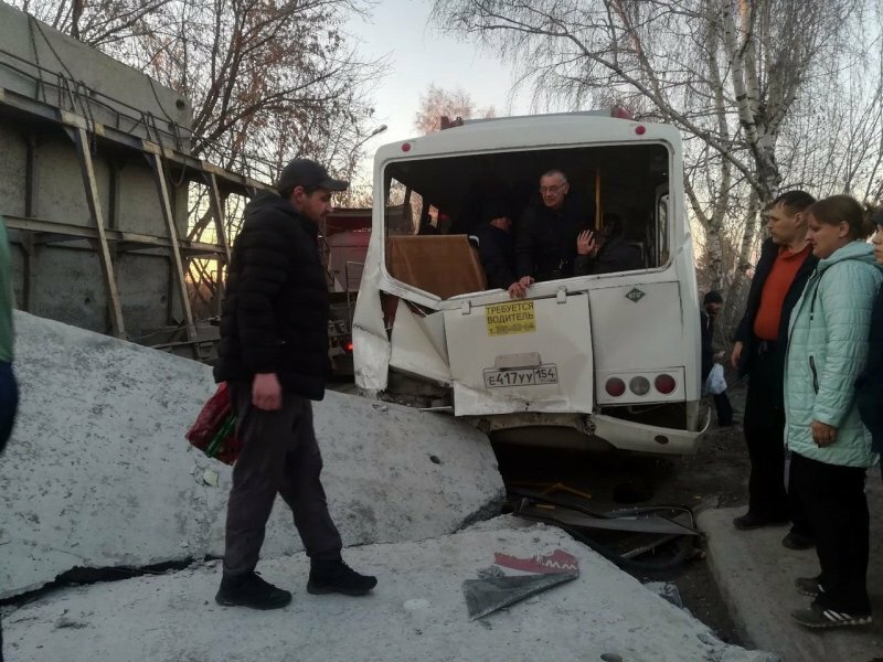 В Новосибирске на пассажирский автобус упала бетонная плита