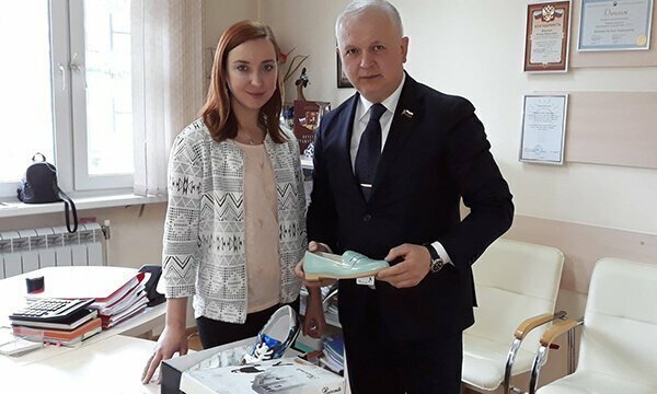 Московский депутат купил обувь для малоимущих и выложил фото на сайте