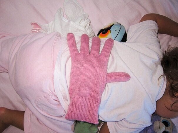 Положите на малыша перчатку с наполнителем, чтобы он чувствовал во сне прикосновение, а когда проснулся, увидел отрезанную руку