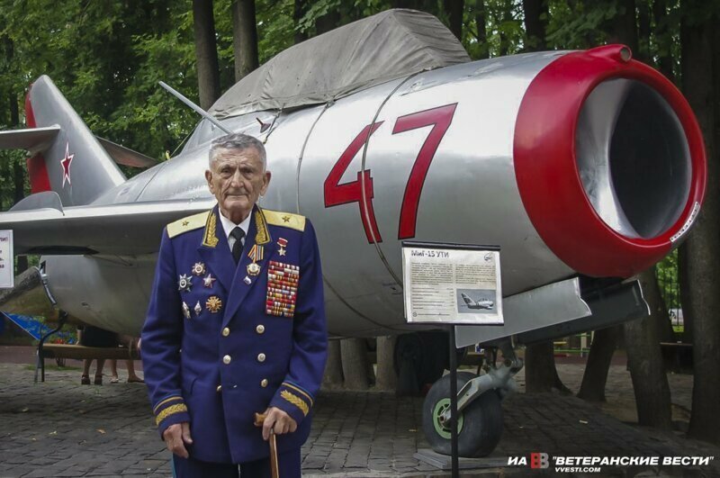 10 апреля Крамаренко, прошедшему Великую Отечественную войну, исполнилось 95 лет. В интервью RT ветеран рассказал о воздушном бое, который американцы позднее назовут «чёрным четвергом» своей авиации