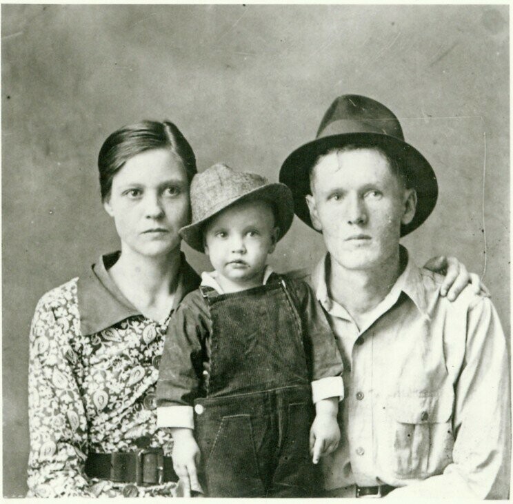  Самое раннее известное фото Элвиса Пресли с родителями Глэдис и Вернон в 1938 году 