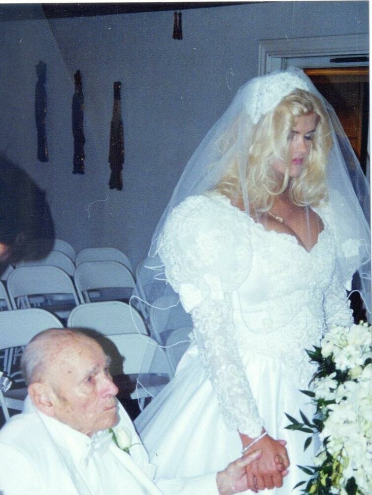 Секс-символ 90-х, американская супермодель Анна Николь Смит и ее второй супруг нефтяной магнат Джеймс Говард Маршалл II, 24 июня 1994 года 