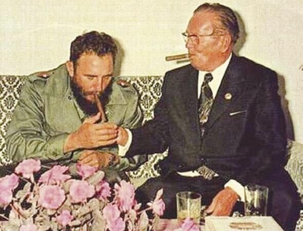 Иосип Броз Тито зажигает сигару Кастро, 1971 
