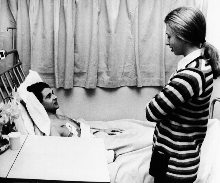 Принцесса Анна навещает своего раненого охранника Джеймса Битона, 1974 год. 