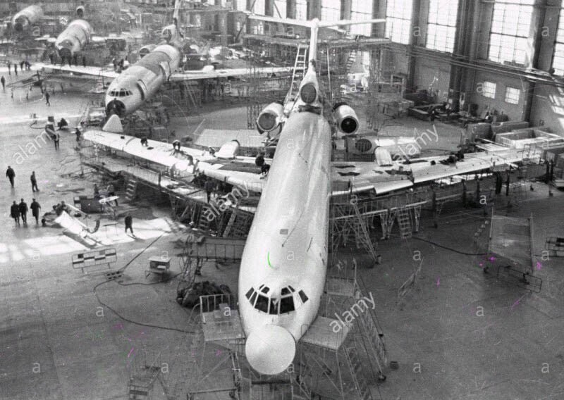 Сборка пассажирских авиалайнеров Ту-154 на Куйбышевском авиационном заводе; ~ 1985-й год 