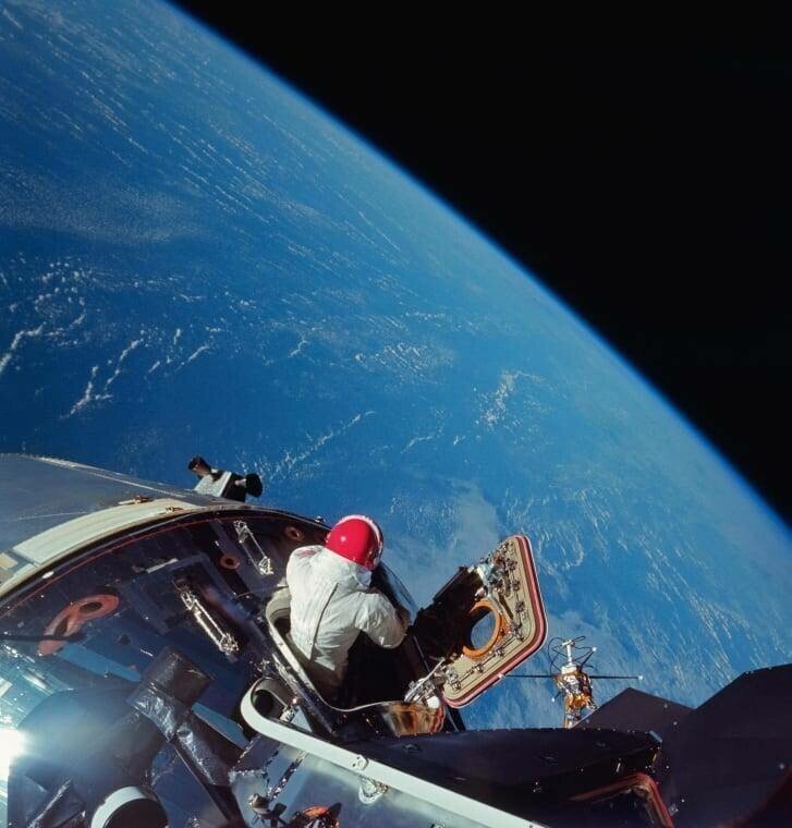 Астронавт Дейв Скотт смотрит на Землю с командного модуля Аполлона-9 в марте 1969 года . 