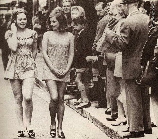 Две девушки в мини-юбках, идущие по улице Кейптауна, 1965 год 