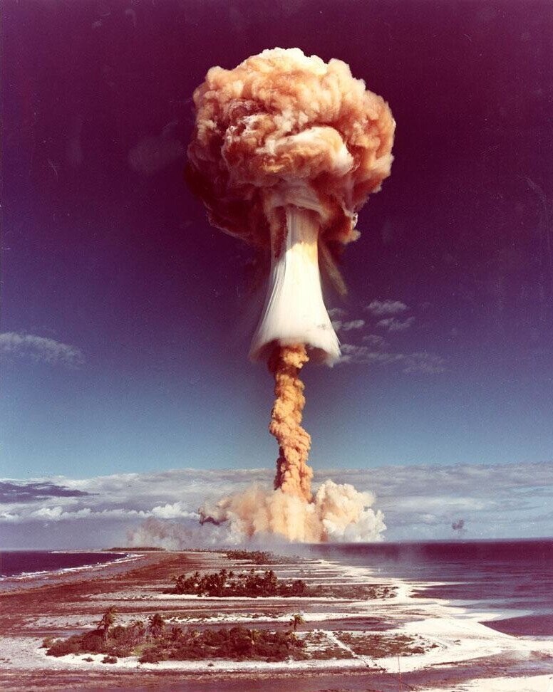 Французские ядерные испытания на атолле Муруроа во Французской Полинезии, 1971 год. 