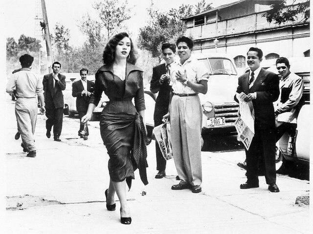 Актриса Мати Уитрон идет по улице Мадеро, Мехико, 1953 