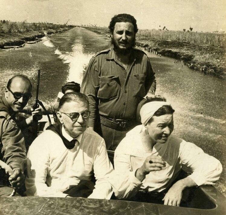 Жан-Поль Сартр и Симона де Бовуар катаются на лодке в компании Фиделя Кастро во время своего посещения Кубы в 1960 году 