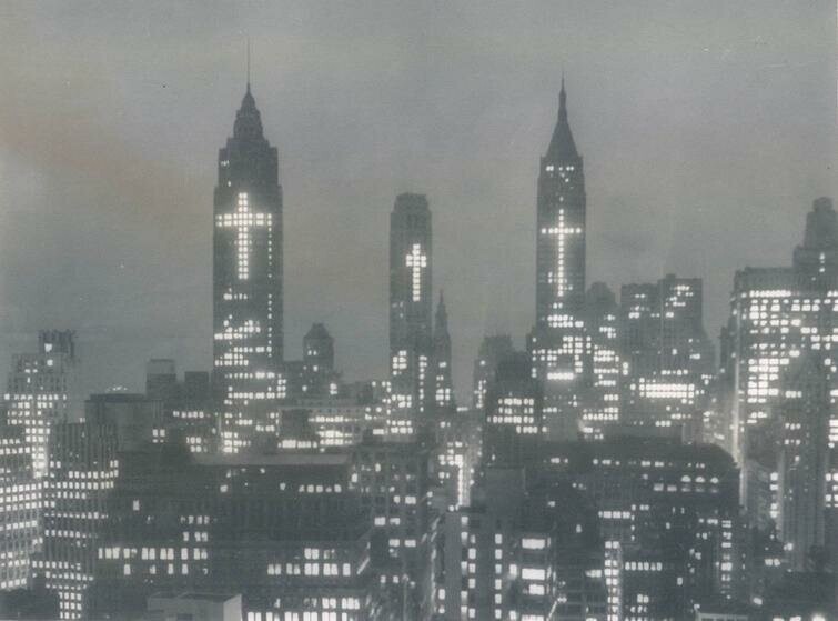 Пасхальная иллюминация Нью-Йоркских небоскребов, Нижний Манхэттен, 29 марта 1956 года
