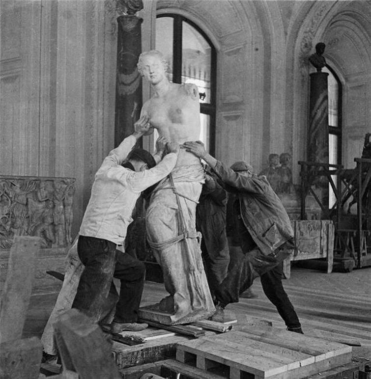 Упаковка Венеры Милосской во время эвакуации Лувра, 1940 год
