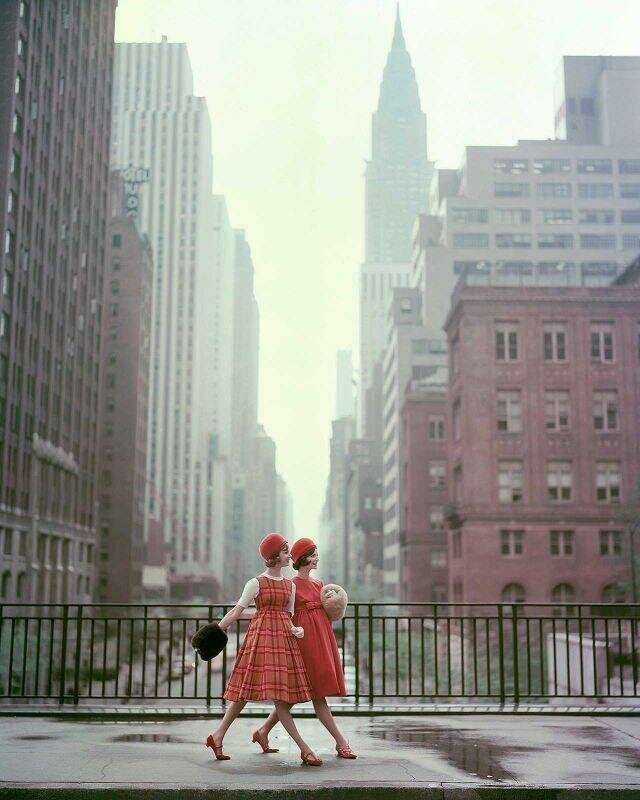 Две модели на улице Нью-Йорка, 1958 год