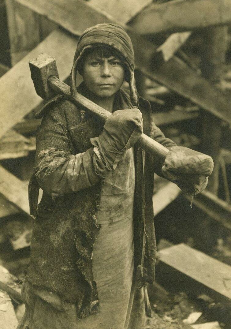 Женщина-строитель Магнитогорска, 1931 год