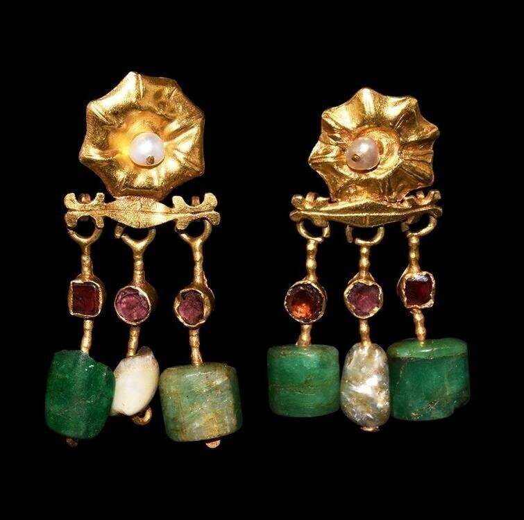 Римские золотые серьги с изумрудами, гранатами и жемчугом, II-III вв. н.э.
