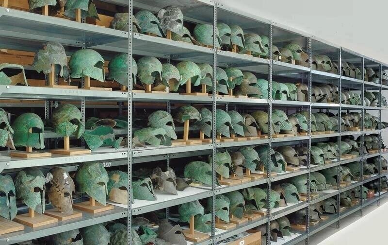 Коллекция коринфских шлемов в музее Олимпии (Греция, Пелопеннес)