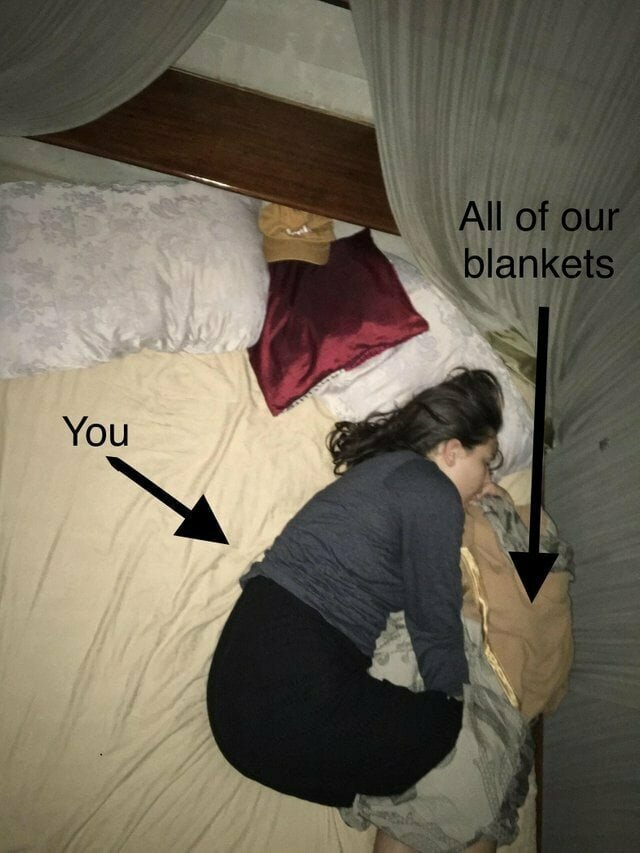 12. «Моя девушка спросила, почему я не сплю в три часа ночи. Я показал, что она захватила все нашли одеяла»