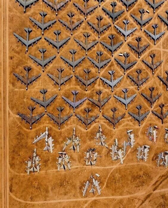 30 снимков грандиозного скопления техники, снятых с высоты птичьего полета