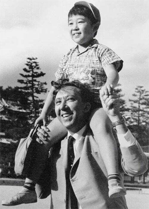 Юрий Никулин с японским мальчиком Тихару Инаеси. 1966 год 